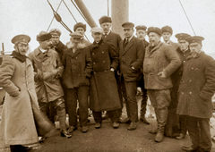 Ф. Нансен (седьмой справа), С. В. Востротин (четвертый справа) на встрече с российскими офицерами и таможенниками в устье Енисея во время морского путешествия на борту &laquo;Корректа&raquo;, 2 сентября 1913 г.